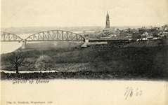 170091 Gezicht op Rhenen, met op de voorgrond de spoorbrug over de Rijn.
